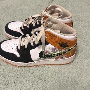Jordan 1 SE mid size 6.5 florals